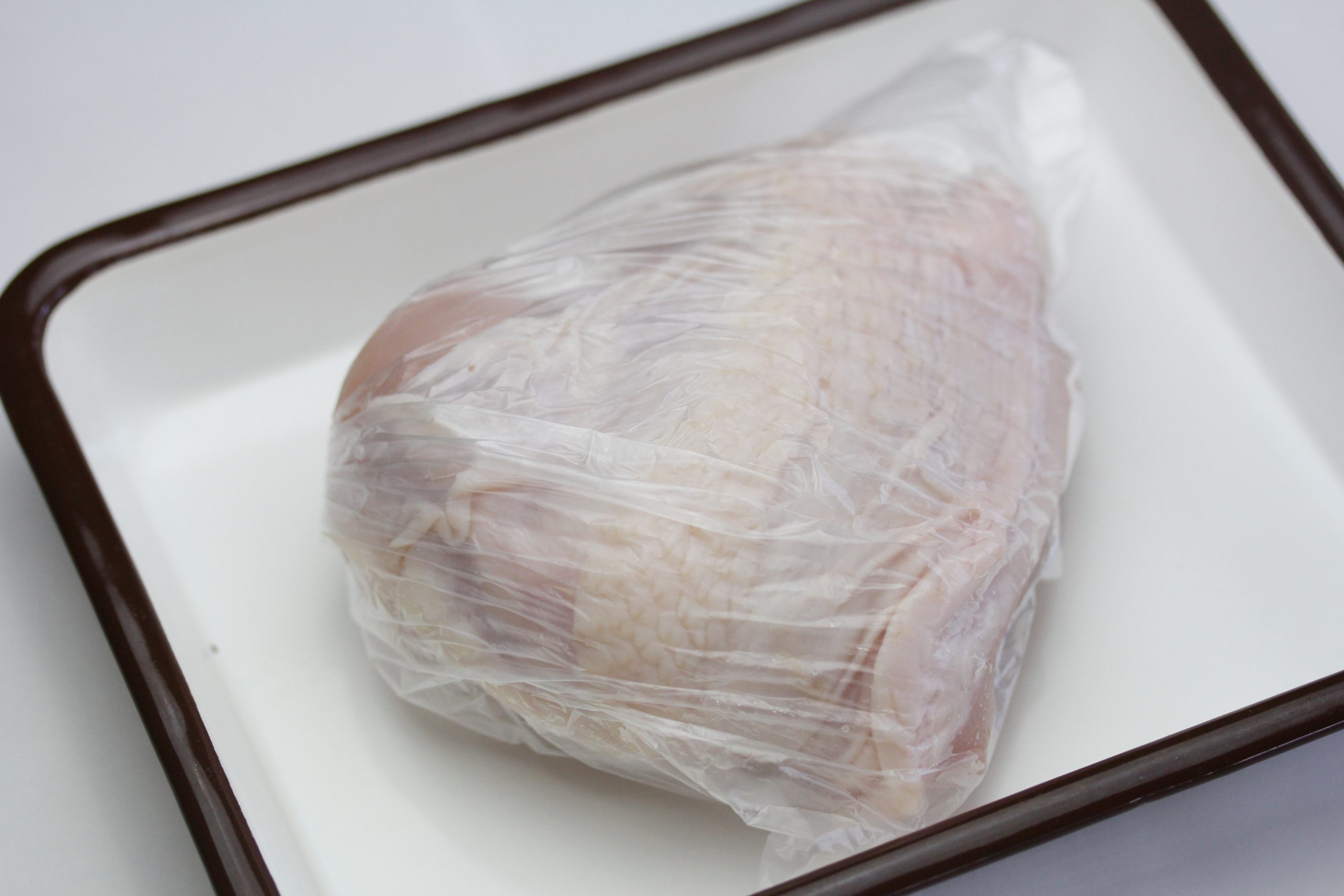 鶏むね肉は茹でる前に室温に戻しておく。ピーナッツペーストが無糖の場合は砂糖小さじ１を加えましょう。