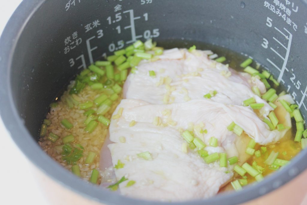 米、炊き込み用の生姜、パクチー、水、鶏肉、Aを炊飯器に入れ炊飯する。