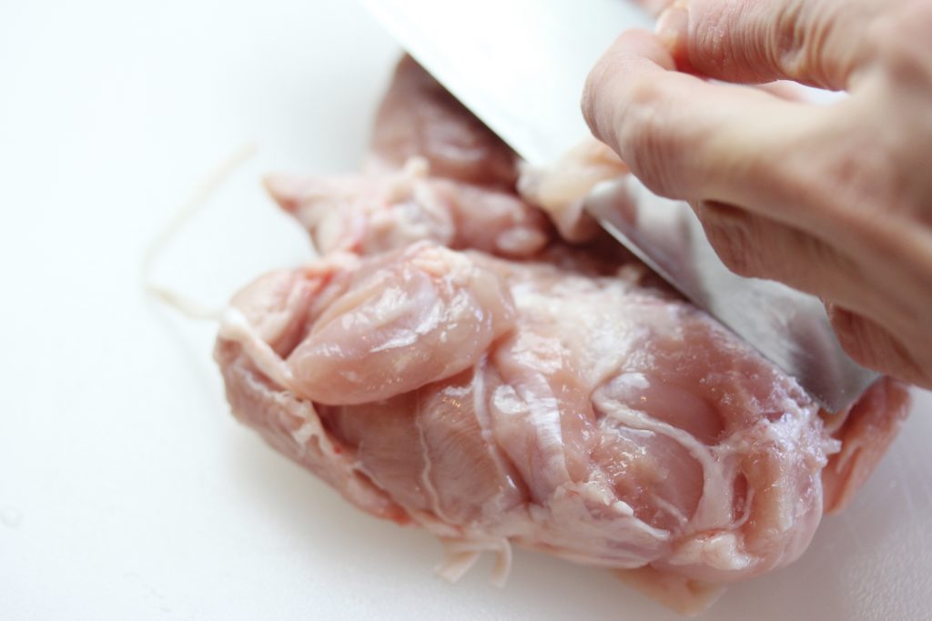 鶏もも肉の脂や筋を取り除いておくことで臭み無く仕上がります。