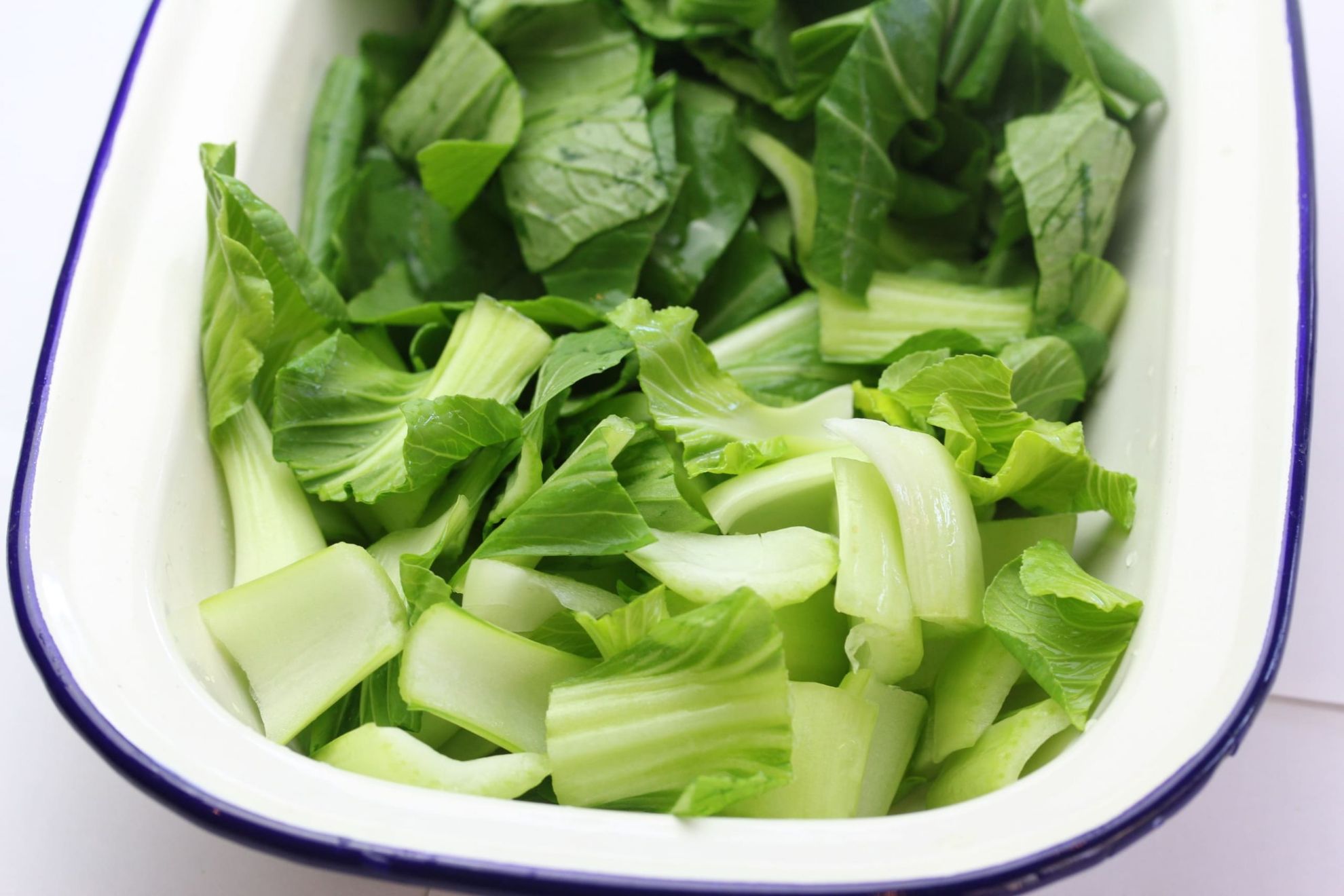 青梗菜は２cm幅に切り、軸と葉にわけておく。にんにくはみじん切りにする。