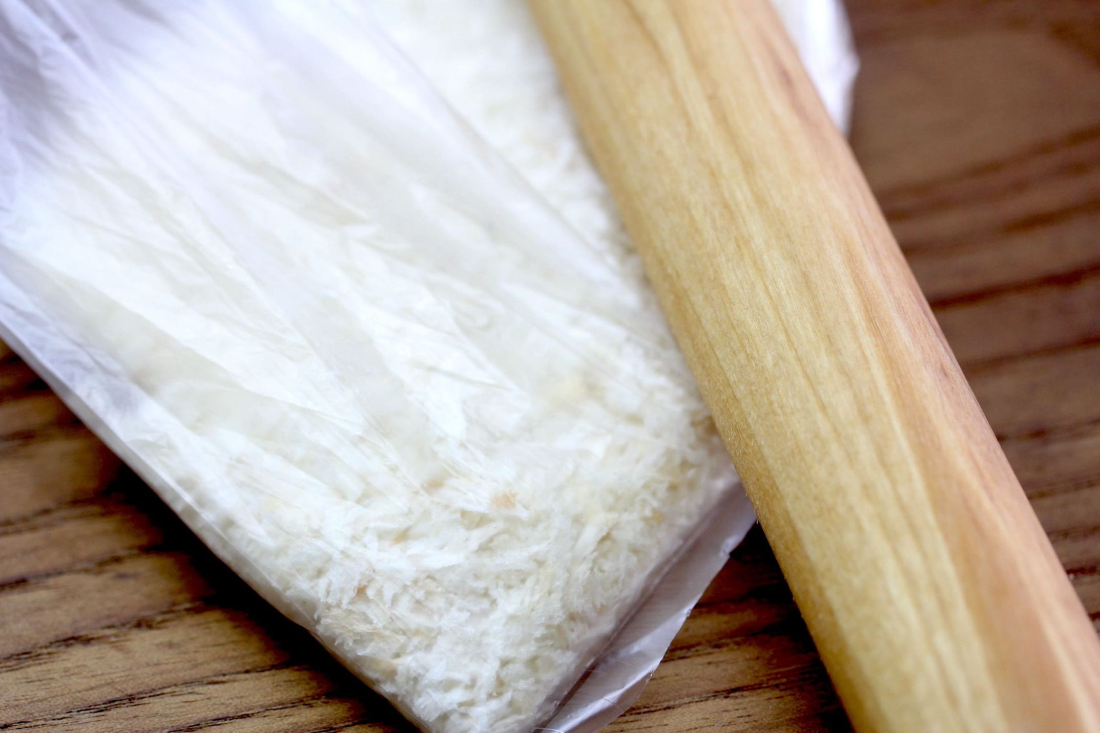 パン粉は細かいものを使用するか、めん棒などで細かくしてから使用することで、使用量を少なくでき、カロリーを抑えられます。
