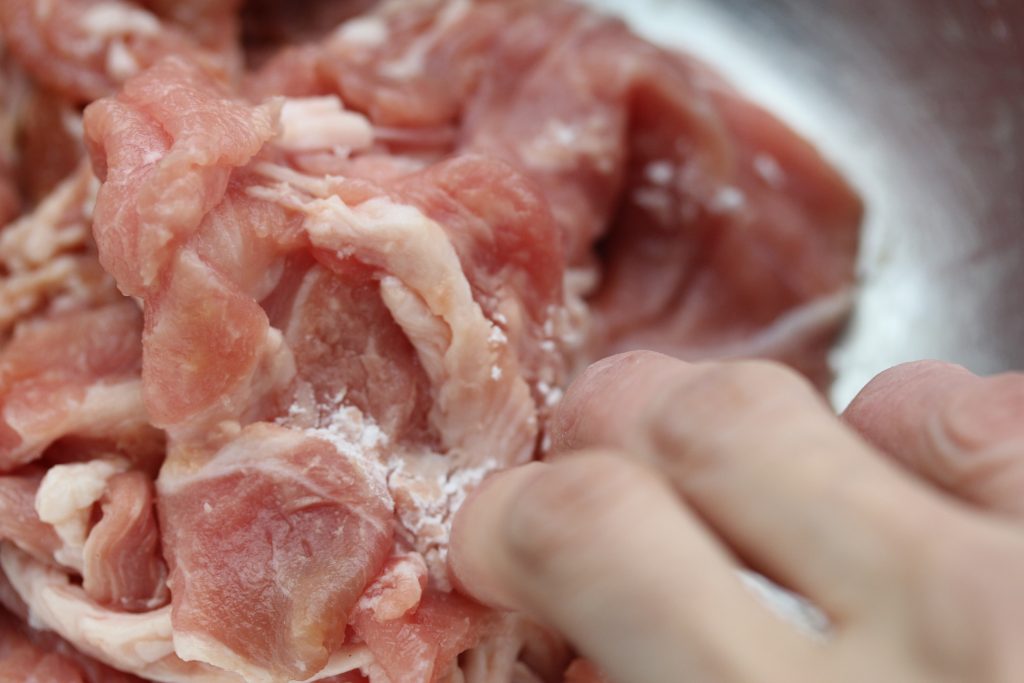 豚もも肉にAを加えてよく揉み込むように混ぜる。ピーマンは種を取り縦1/6に切る。