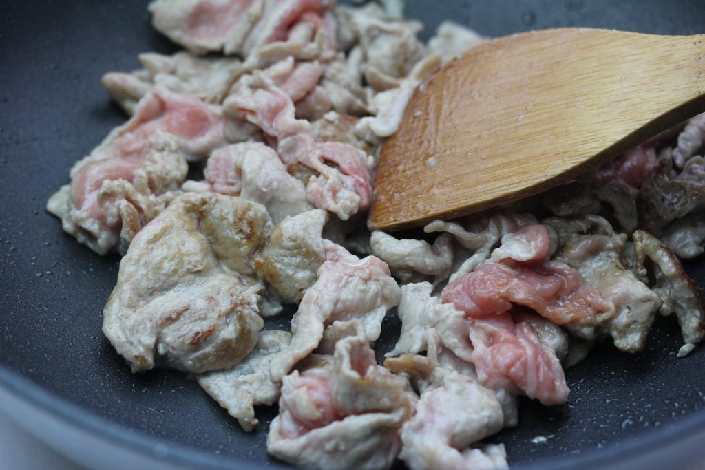 フライパンに油を熱し、豚もも肉を入れ色が変わるまで炒める。