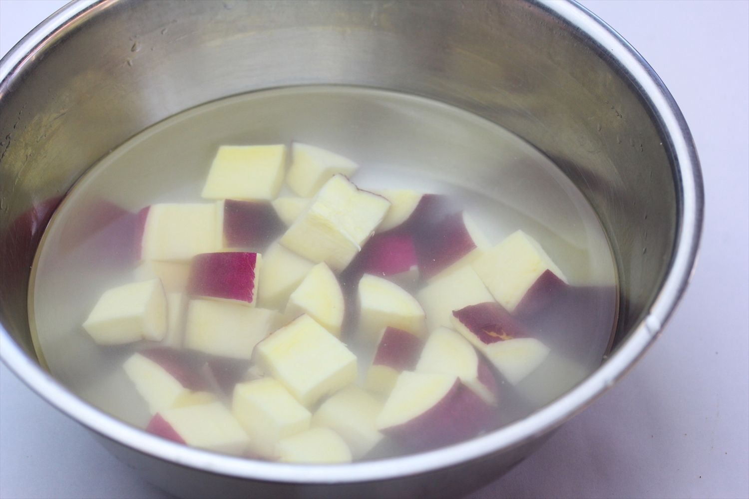 材料は１cm角に切り、さつま芋は水につけておく。パセリはみじん切りにする。