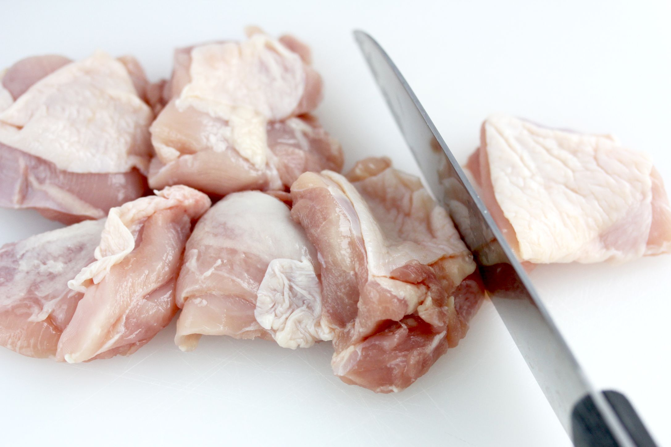 鶏もも肉は筋や脂を取り除き、ひと口大に切る。長芋は厚さ1cmの半月切りにする。