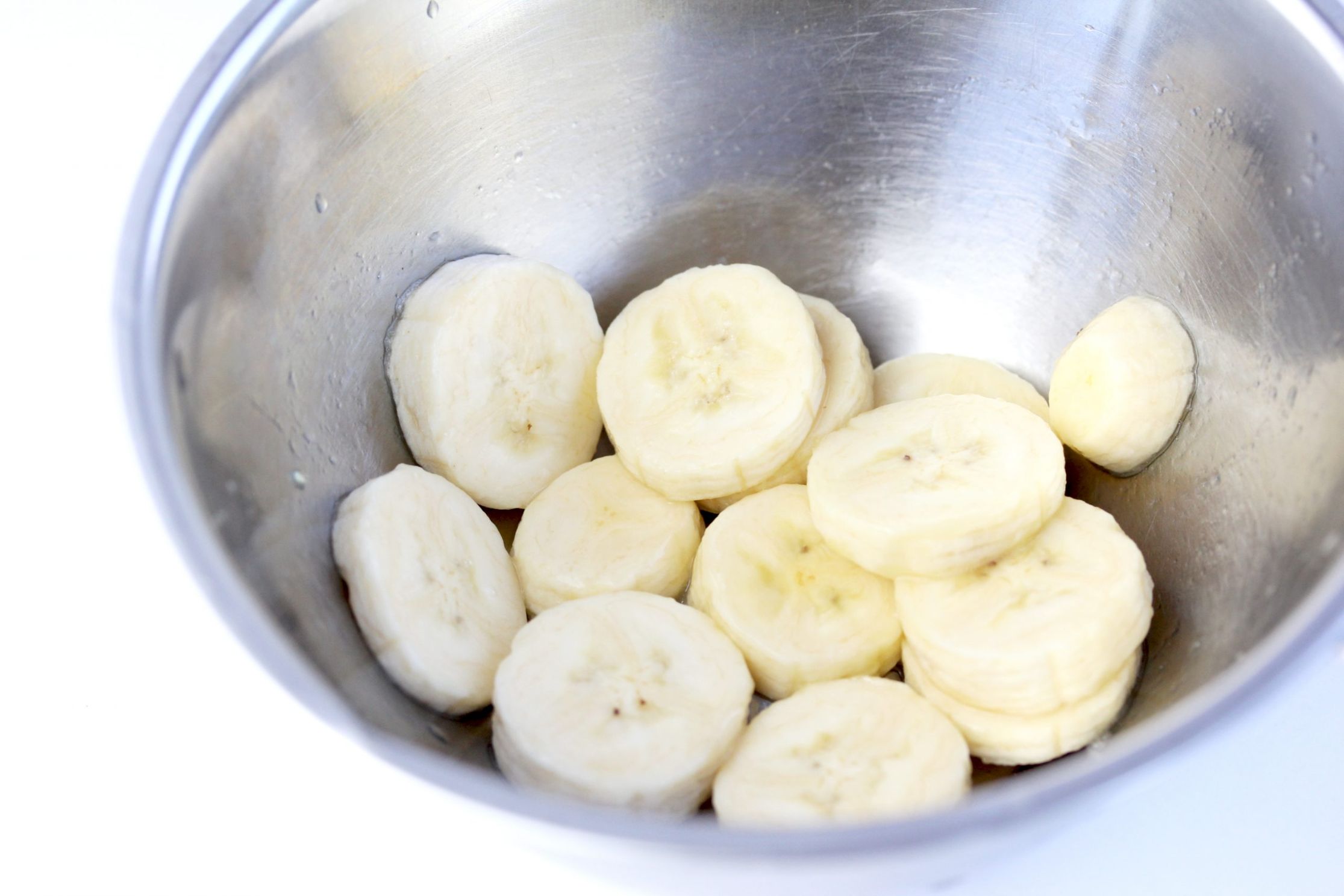 バナナは色が変わるので、切ったらすぐにレモン汁をまぶしましょう。お正月の残りの黒豆やお餅が活用できます。