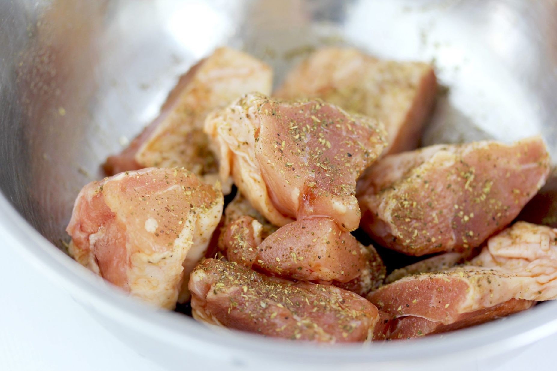 １の鶏もも肉とAをボウルに入れ揉み込むようによく混ぜる。