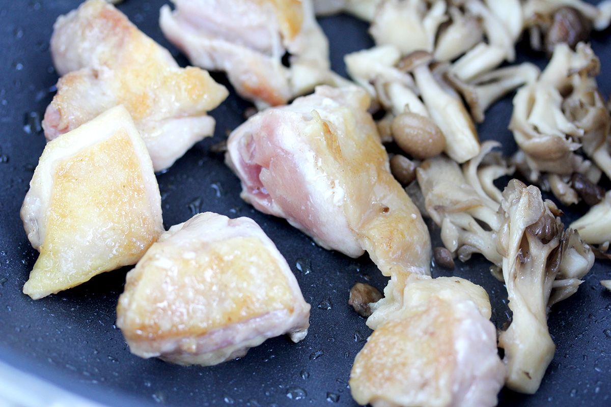 フライパンにサラダ油を熱し、１の鶏もも肉ときのこを加え焼き色をつける。