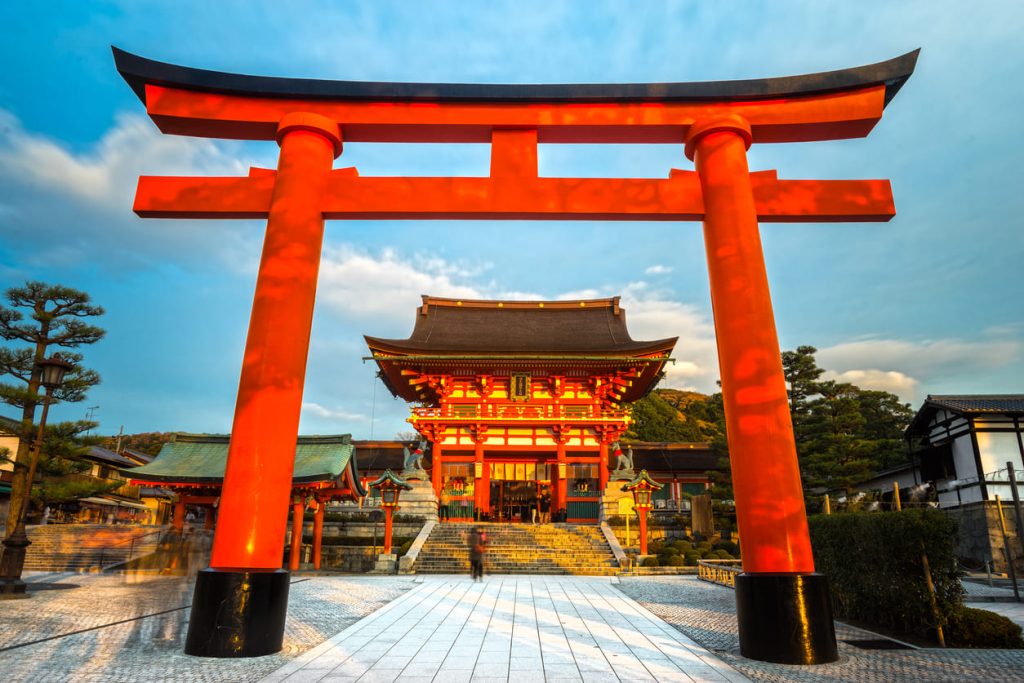 お寺と神社の違いは？鳥居・御朱印の有無や参拝のマナーを解説