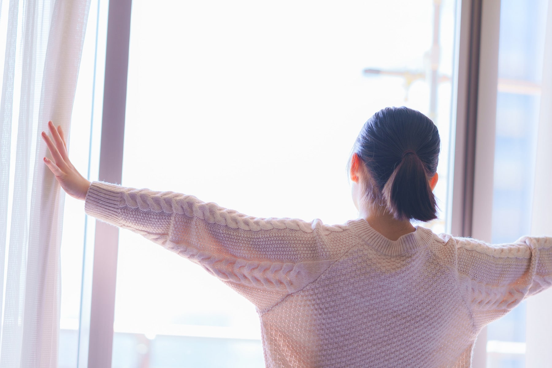 女性が換気を行う様子