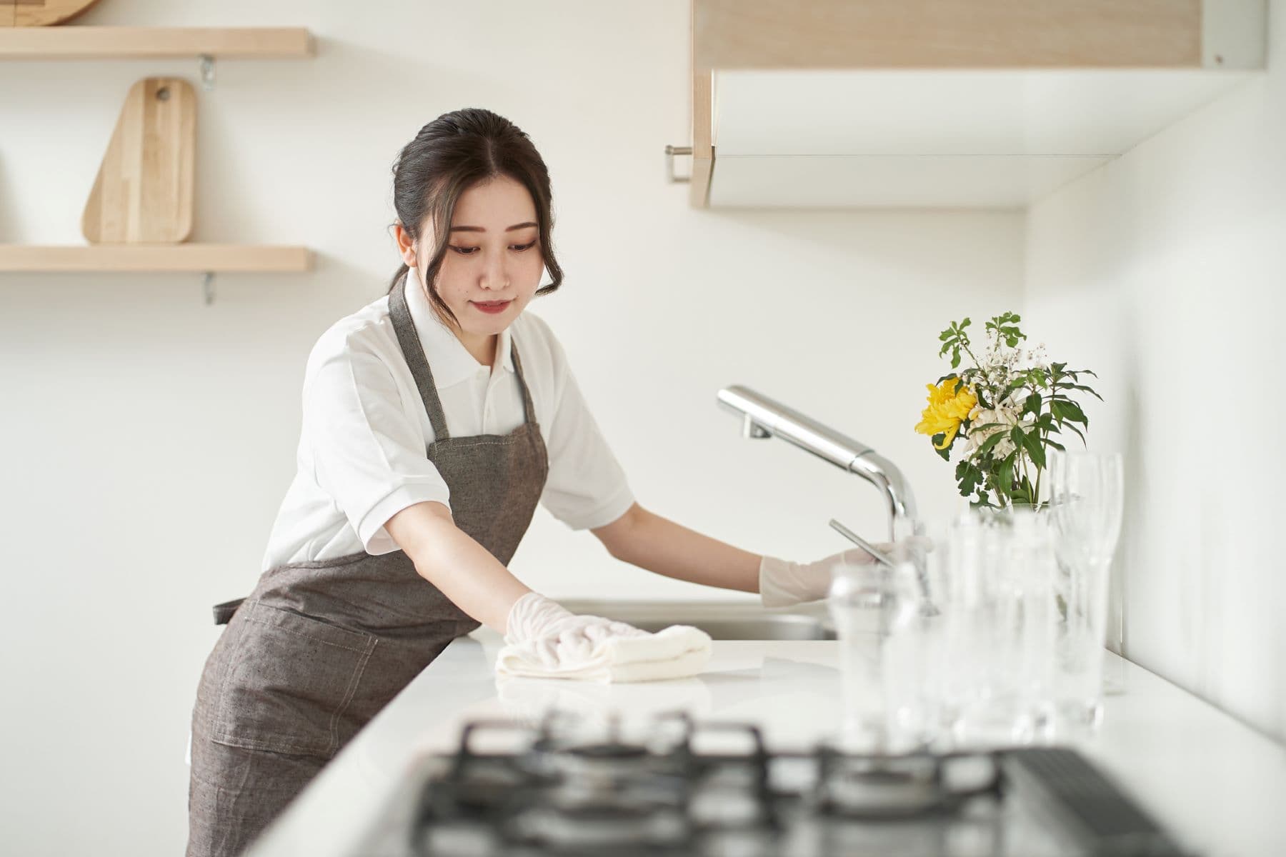 台所周りの掃除をする女性