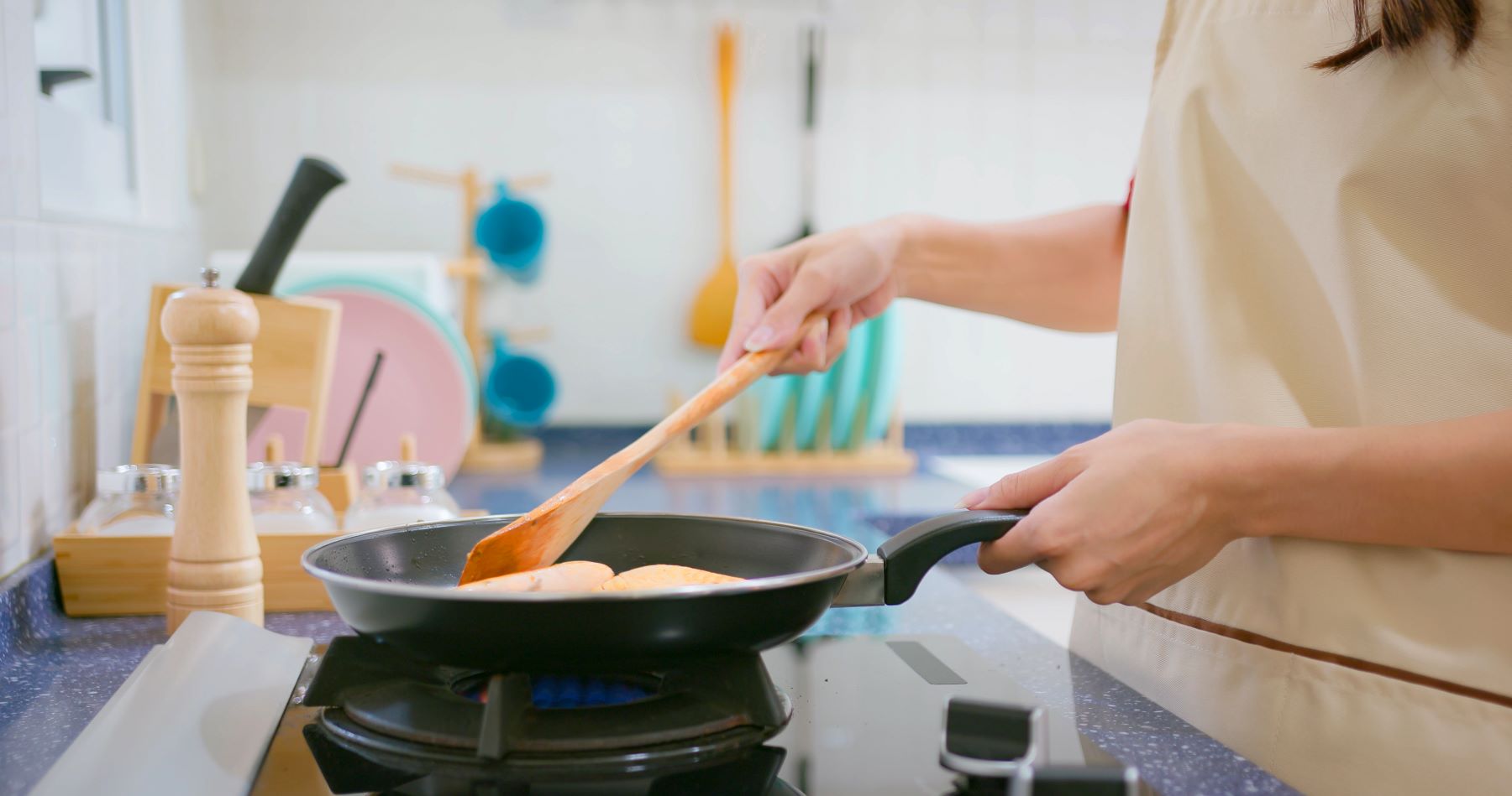 調理中の女性