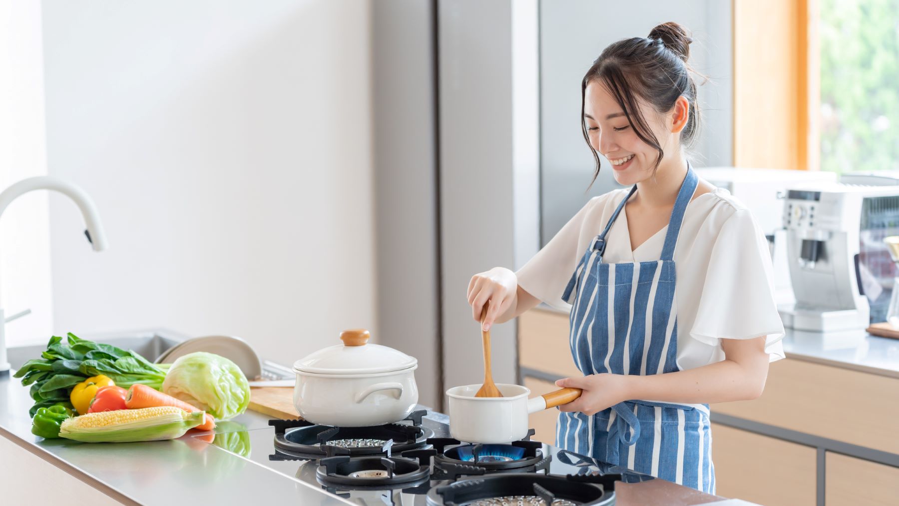 料理を楽しんでいる様子