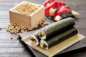 恵方巻きの正しい食べ方・ルールとは？2025年の方角・由来も解説