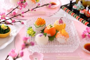 ひな祭り(桃の節句)の由来とは？食べ物の意味・人形を飾る期間まで解説