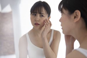 冬場の肌乾燥が気になる！部屋や生活習慣を改善し、乾燥知らずのお肌にしよう