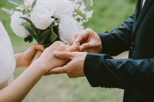 結婚式お呼ばれマナー大全｜招待状・ご祝儀・服装や当日のマナーを解説