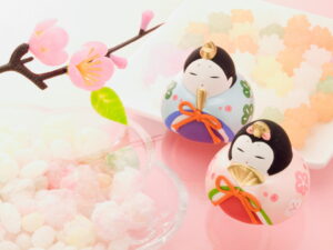 【桃の節句】ひな祭りの意味は？子どもへの伝え方、食べ物・雛人形の由来も