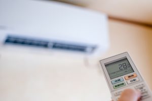 医師監修：寝るときの冷房の温度は何度が最適？おすすめの設定を解説