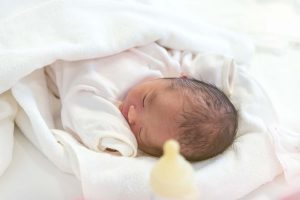 医師監修：新生児の赤ちゃんが快適な室温・湿度は？暑い・寒いときのサインも