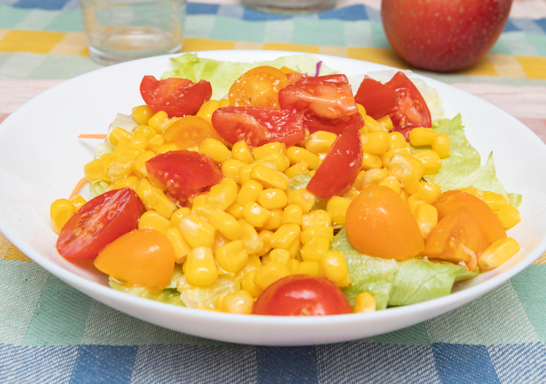 コーンやトマトなどの彩り野菜