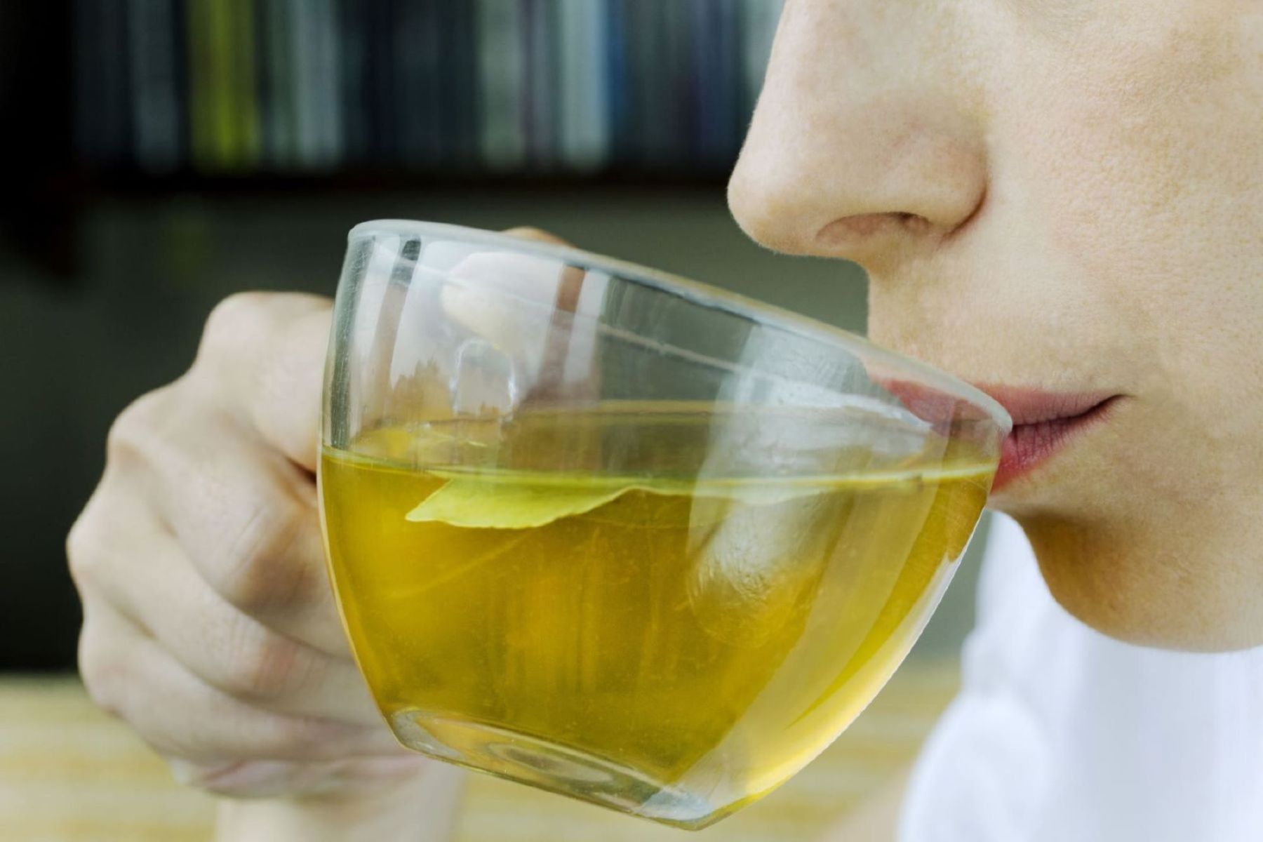 緑茶を飲んでいる様子