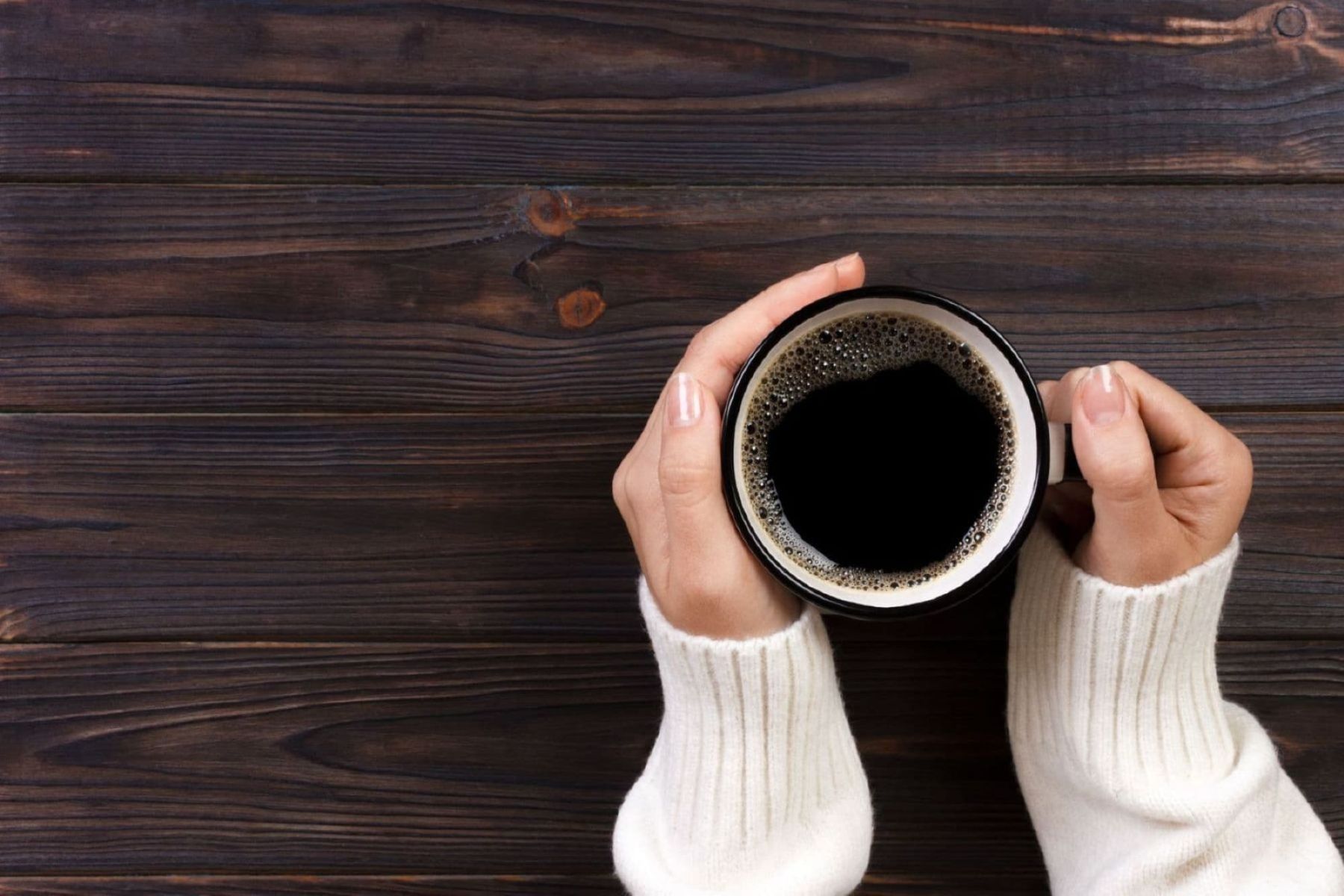 手でコーヒーを温める様子