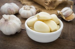 【すぐできる】ニンニク臭を即消す食材一覧！食後の対処法も解説