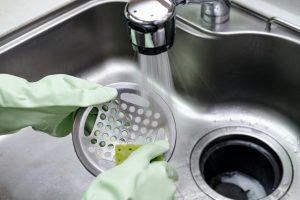 キッチンの排水口が臭い原因は4つ！原因別の対処法と悪臭予防法を解説