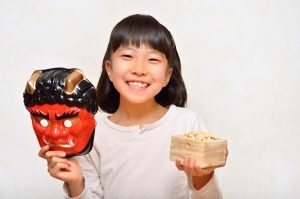 正しい豆まきのやり方を確認して福を呼び込もう！由来や注意点も解説