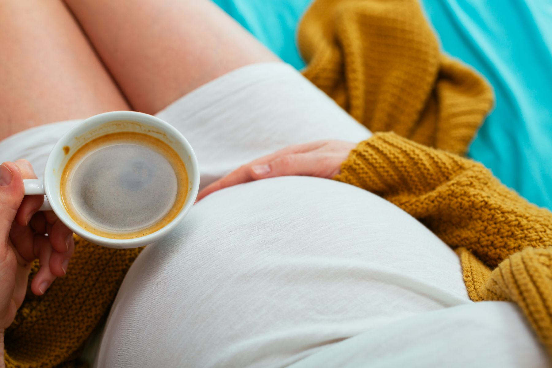 コーヒーを飲む妊婦