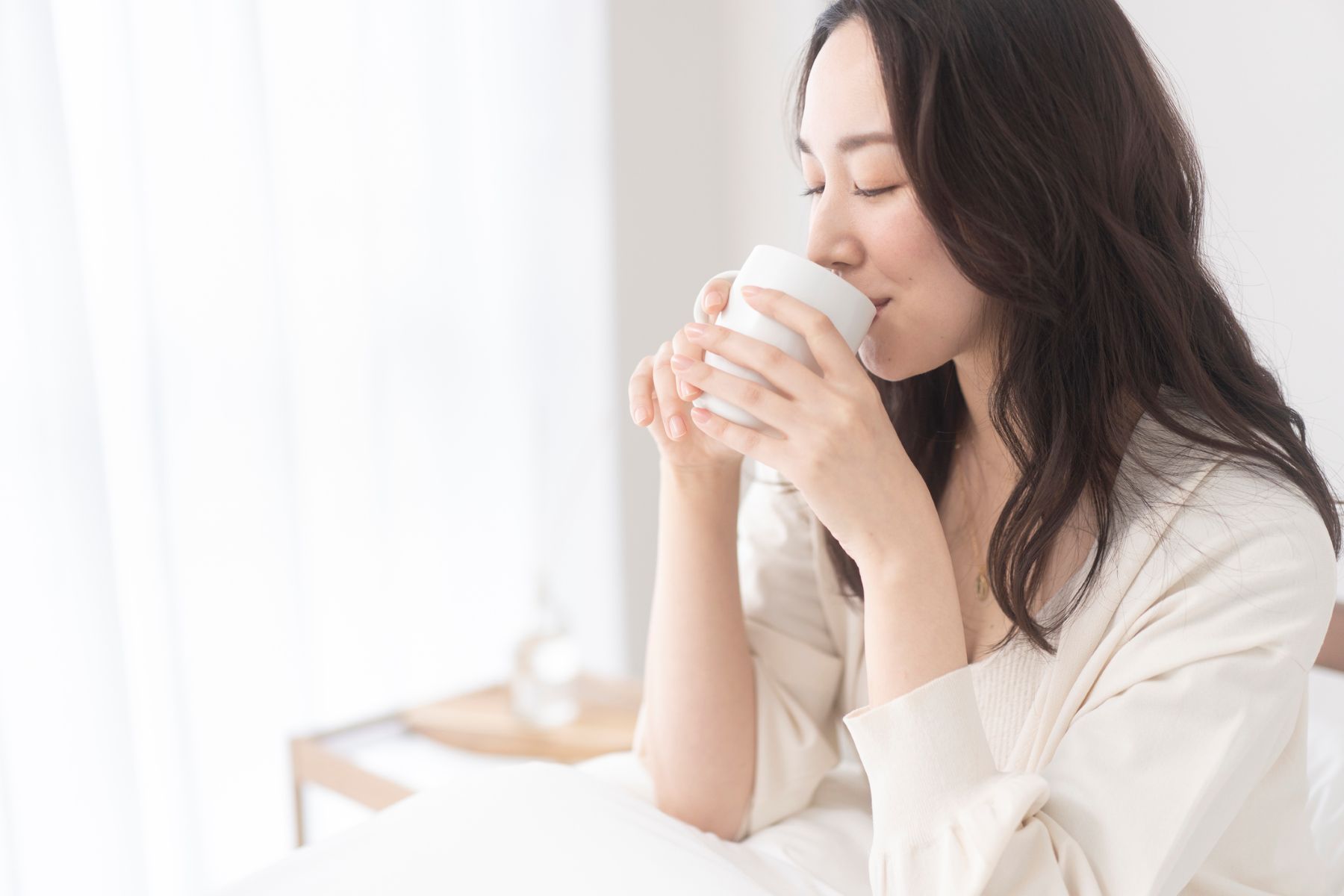 コーヒーを飲む女性