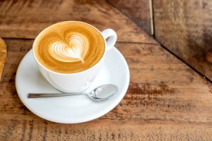 【医師監修】カフェインレスコーヒーは妊娠中でも飲める？デカフェとの違いも