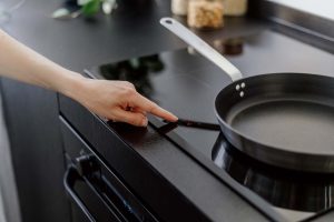 IHの電気代はいくら？ガスコンロとどっちが安い？節約術も解説