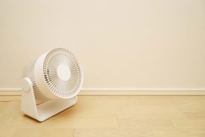 【図解】冷房にサーキュレーターは逆効果？正しい置き方と使い方