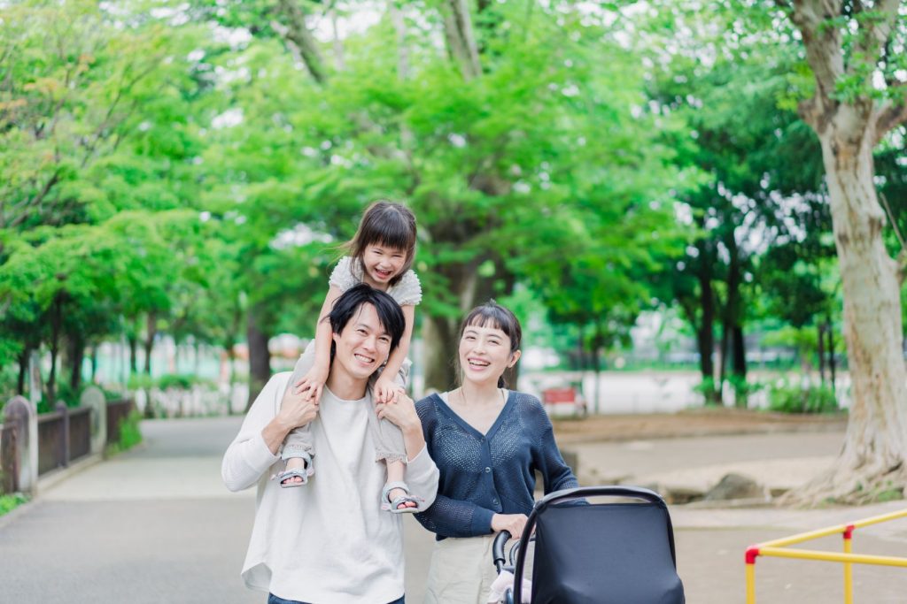 子ども連れで帰省する家族のイメージ