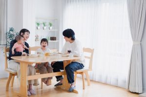 【2025年最新】4人家族の食費は平均9.5万円！年齢別の目安額や節約術は？