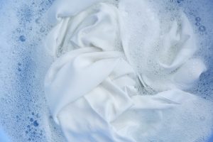 服についた油汚れ・油染みの落とし方！時間・素材・状況にあわせて解説