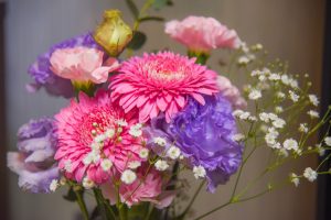 【図解】生花を長持ちさせる方法は？飾る前と飾った後に分けて解説