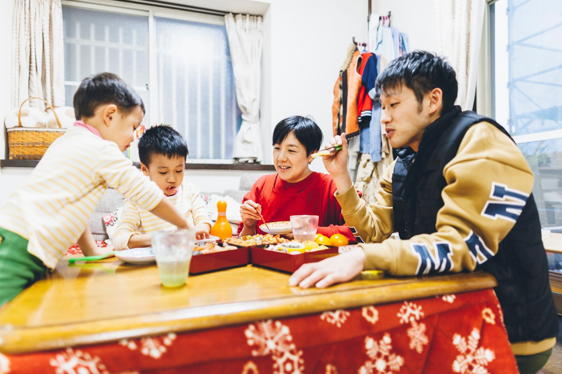 家族でこたつに入る