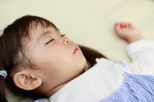 医師監修：2歳児の夜泣きの原因と対策は？夜驚症との違いも解説