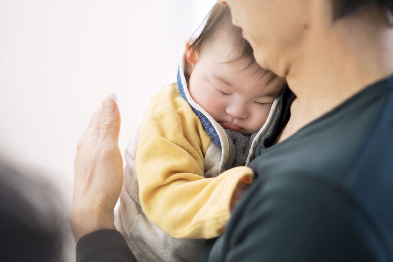 抱っこされて寝ている赤ちゃん