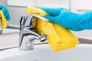 カルキ汚れ(水垢)の掃除方法は？場所別の落とし方とNG行為を解説