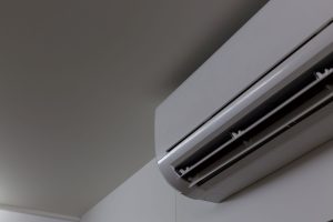夜のエアコンはつけっぱなしが正解？電気代や快適な設定を解説