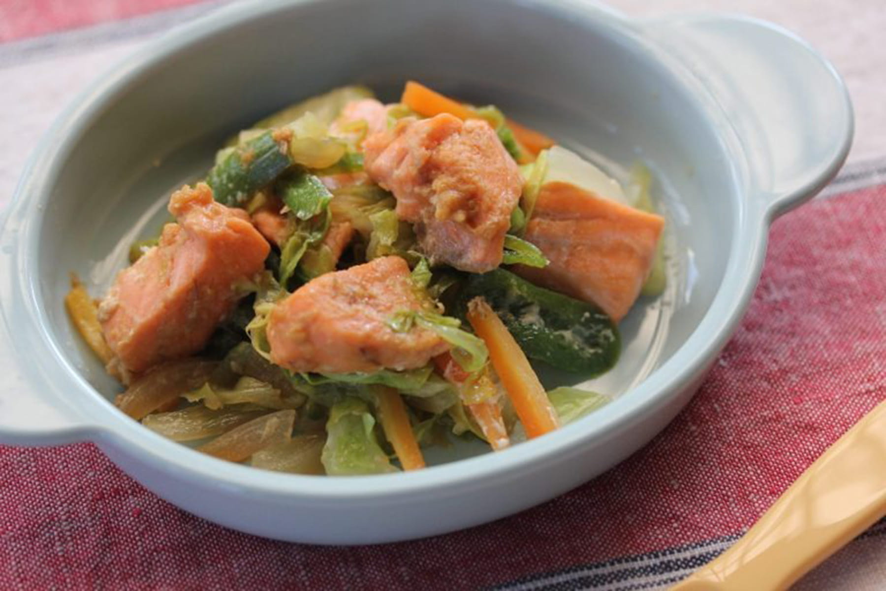 千切り野菜と鮭のちゃんちゃん焼き