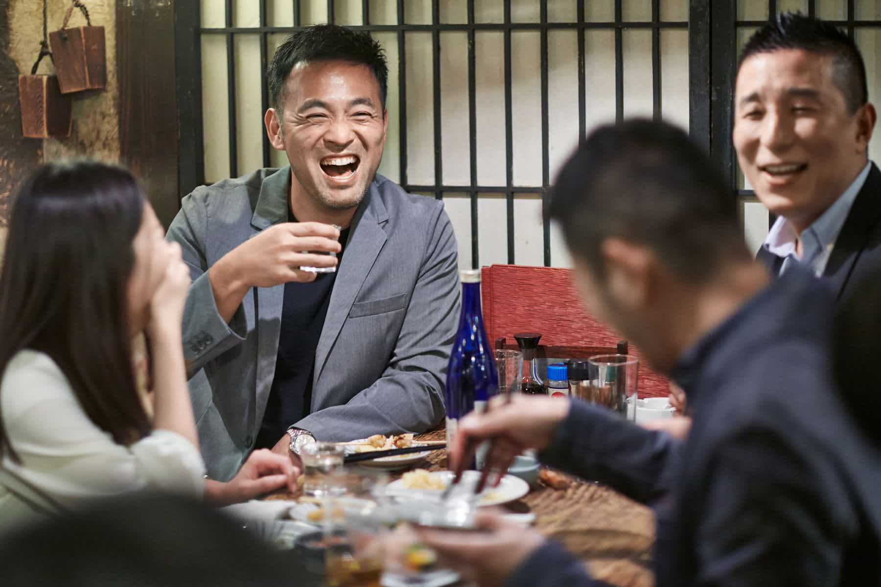 先輩と酒を飲む様子