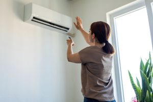 エアコンからぬるい風しか出ないときはリセット！原因も解説
