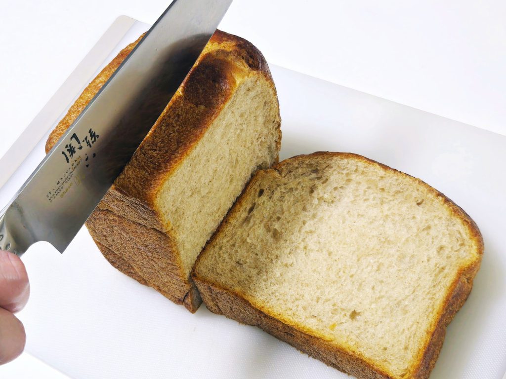 包丁を丁寧に大きく動かすイメージ