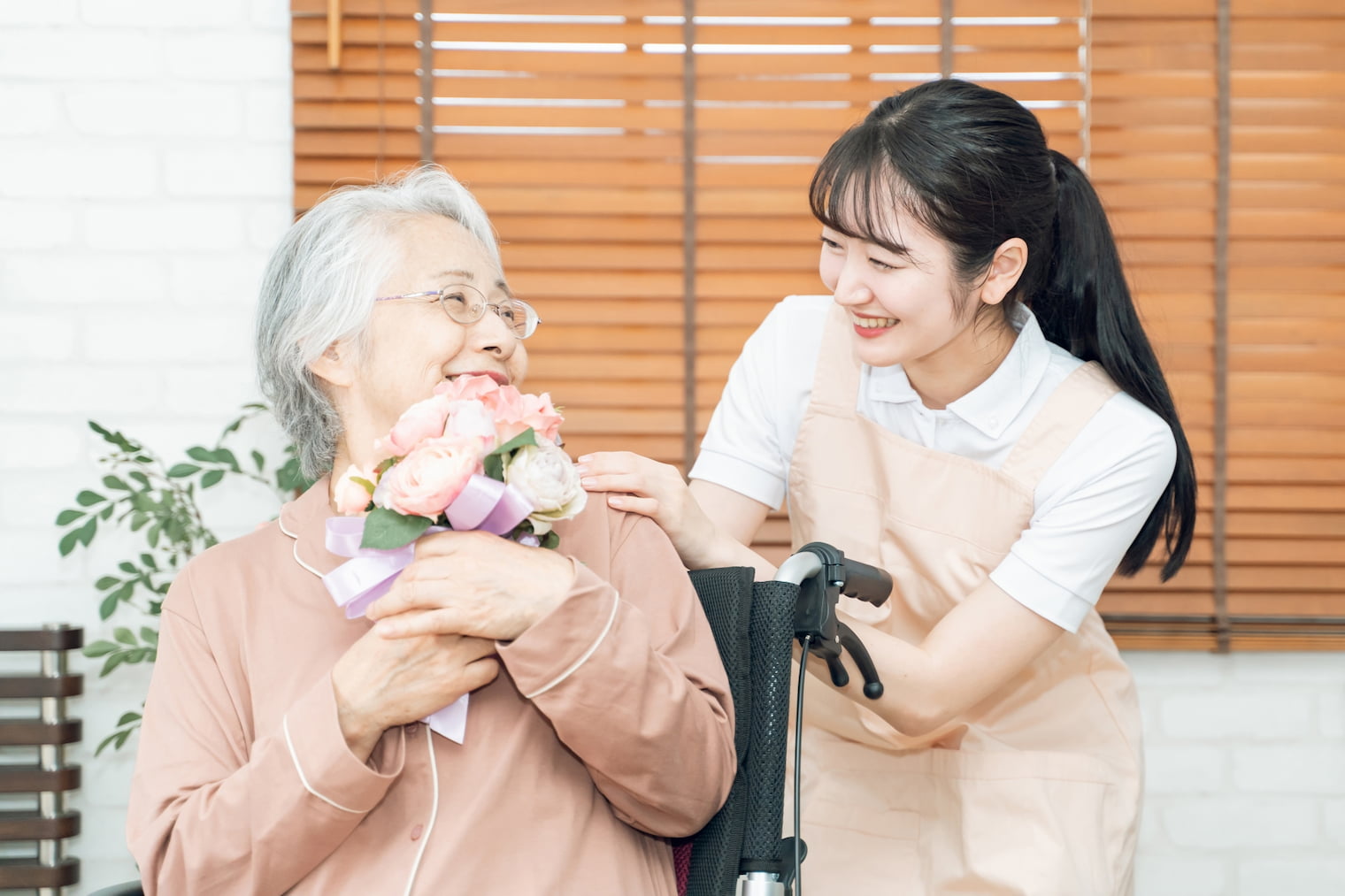 介護施設スタッフから利用者の方へ誕生日プレゼントを贈る写真
