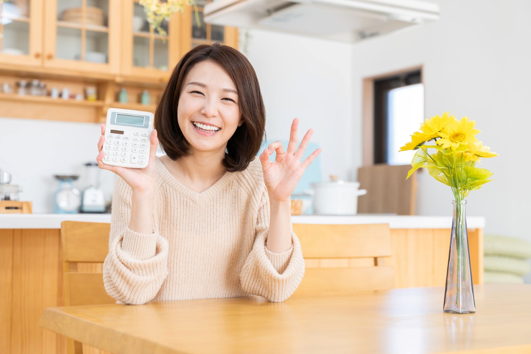 家計管理をする女性